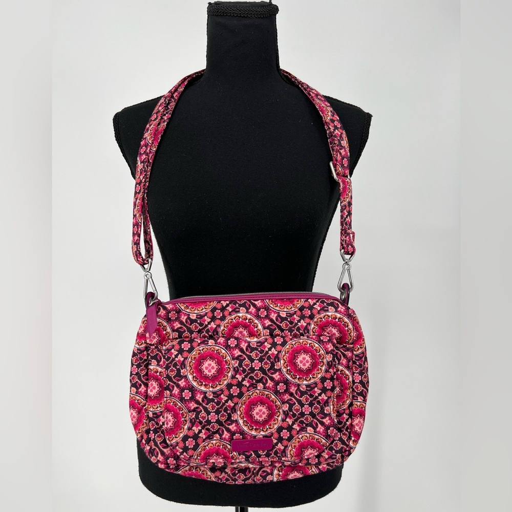 VERA BRADLEY CROSSBODY RASPBERRY MEDALLION CARSON BAG CLASSIC VIBRANT QUILTED